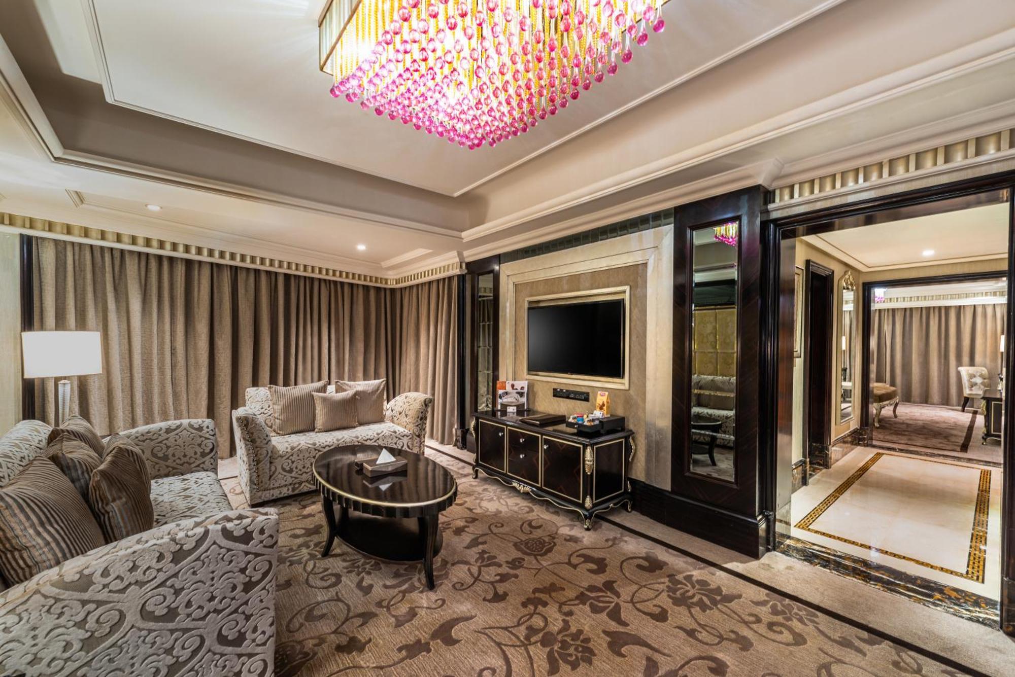 Narcissus Riyadh Hotel & Spa Bagian luar foto The living room of a suite at The St. Regis Mumbai