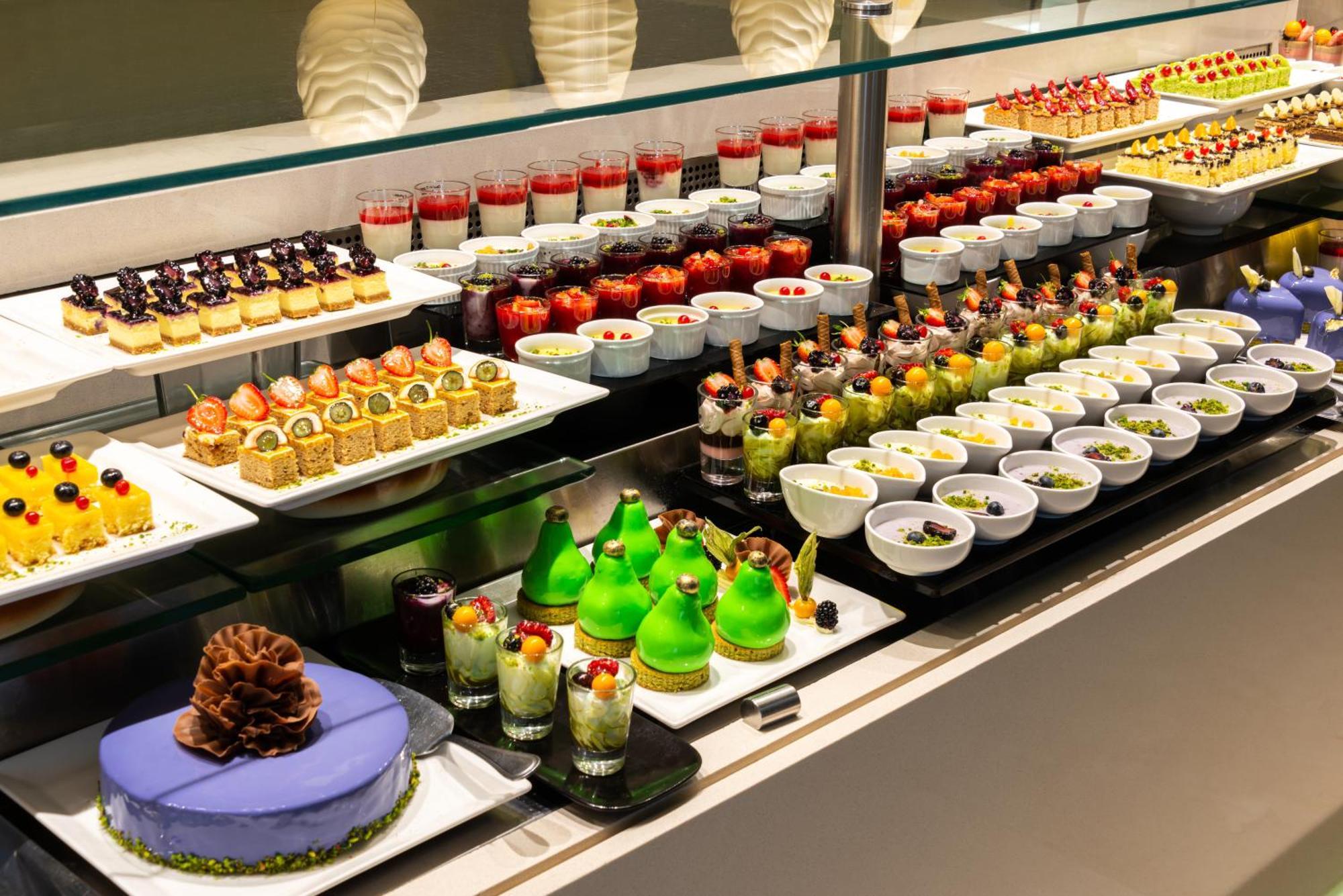 Narcissus Riyadh Hotel & Spa Bagian luar foto A dessert buffet