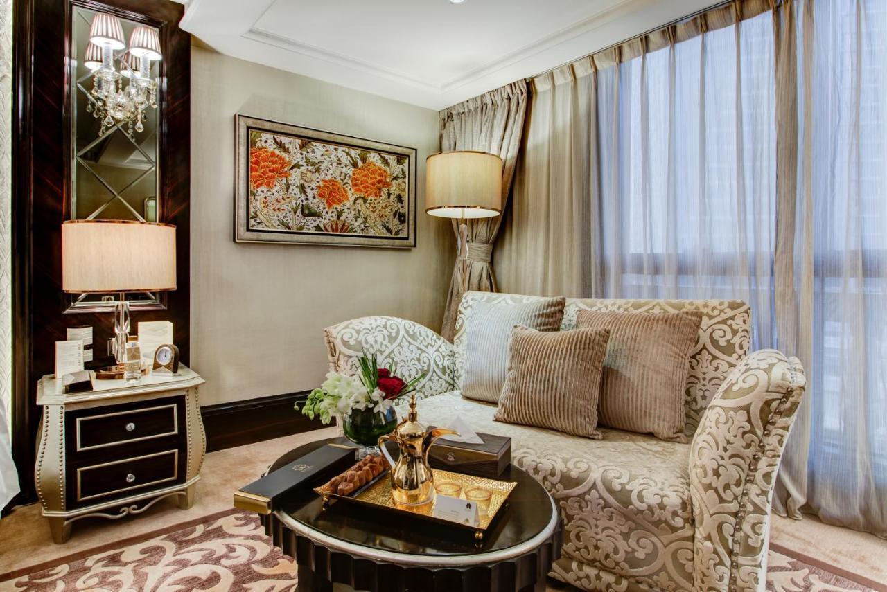 Narcissus Riyadh Hotel & Spa Bagian luar foto A living room in a suite at the Ritz-Carlton, DIFC